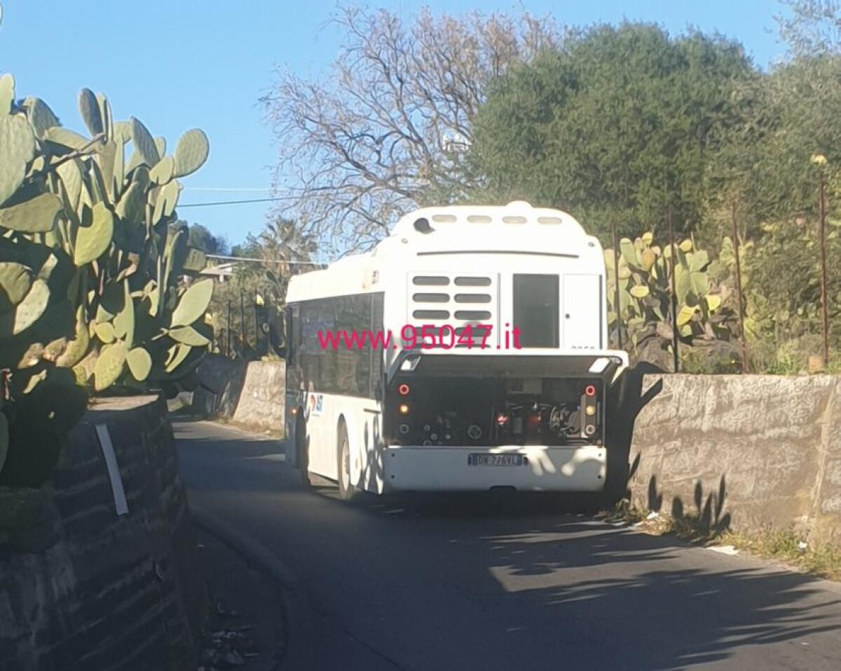 PULLMAN GUASTO  NELLO SVINCOLO PATERNÒ,  TRAFFICO BLOCCATO - 