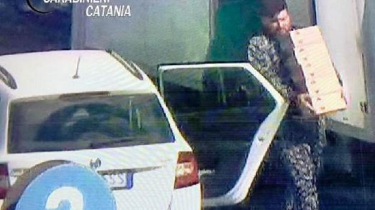 CATANIA, RUBANO MERCE AD UN CORRIERE: INTERCETTATI ED ARRESTATI IN VIA PLEBISCITO - 