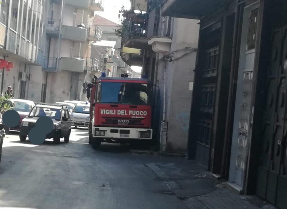 PATERNÒ: CALCINACCI SI STACCANO DA UN BALCONE, INTERVENTO DEI VIGILI DEL FUOCO - 