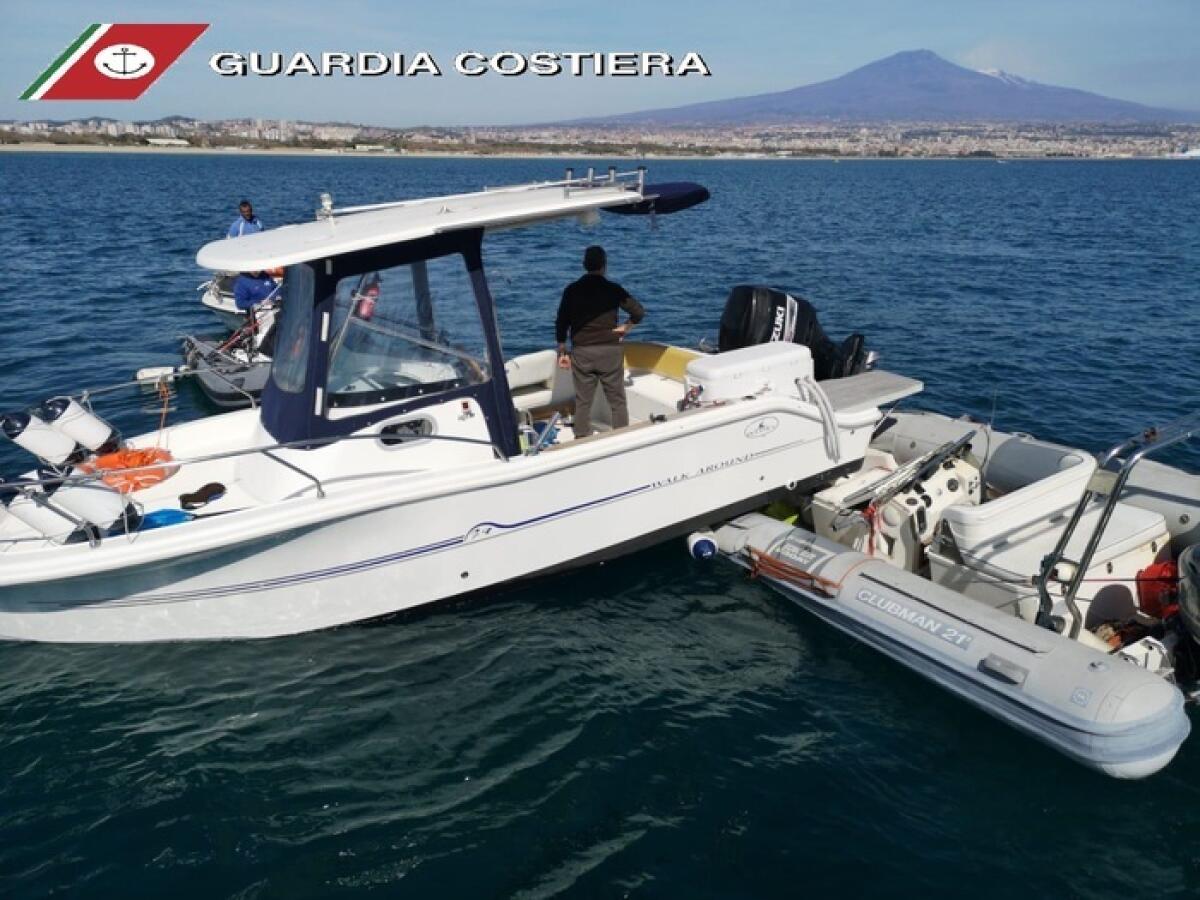 INCIDENTE NEL MARE DELLA PLAYA DI CATANIA: SCONTRO TRA UNA IMBARCAZIONE E UN BATTELLO - 