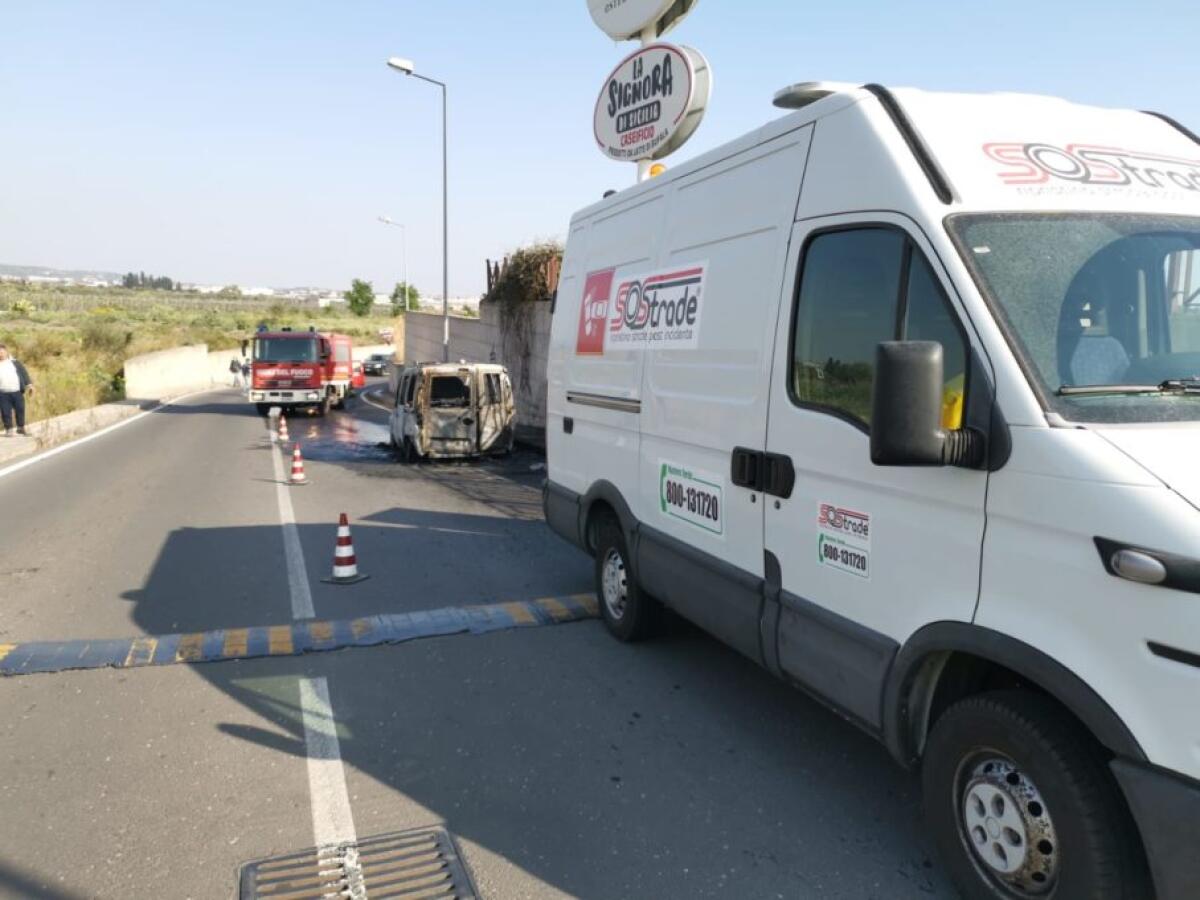 FURGONE IN FIAMME NEI PRESSI DEL CENTRO COMMERCIALE - 