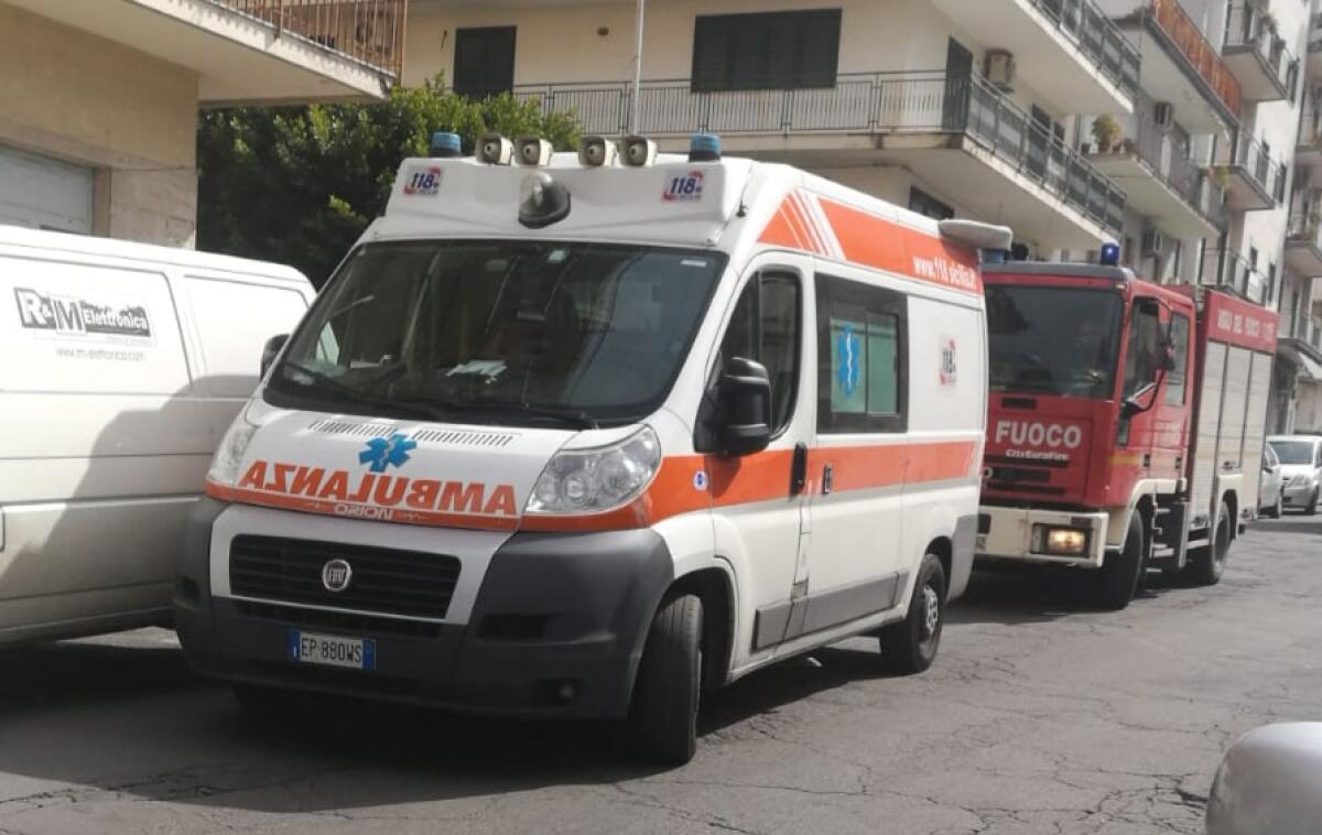 PATERNÒ: NON RISPONDEVA, SOCCORSO DAI VIGILI DEL FUOCO - 