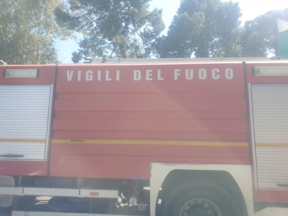 PATERNO': INCENDIO IN UN TERRAZZO - 