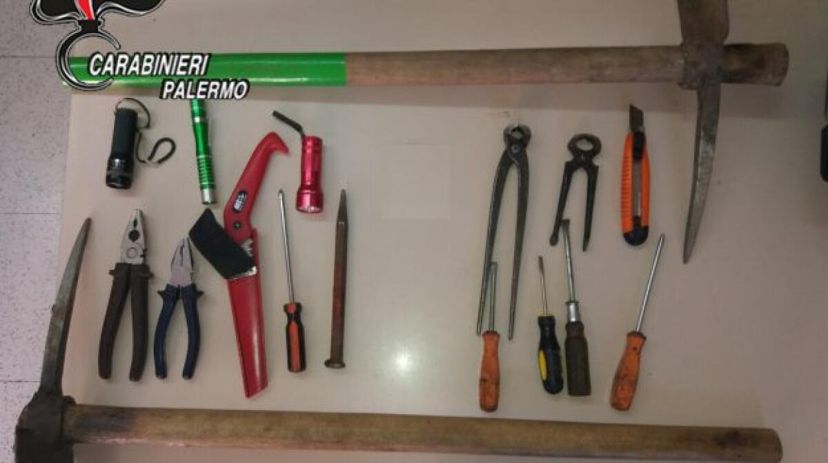 TENTANO DI TRAFUGARE BENI DALL’AREA ARCHEOLOGICA HIMERA: 7 TOMBAROLI CATANESI DENUNCIATI - 