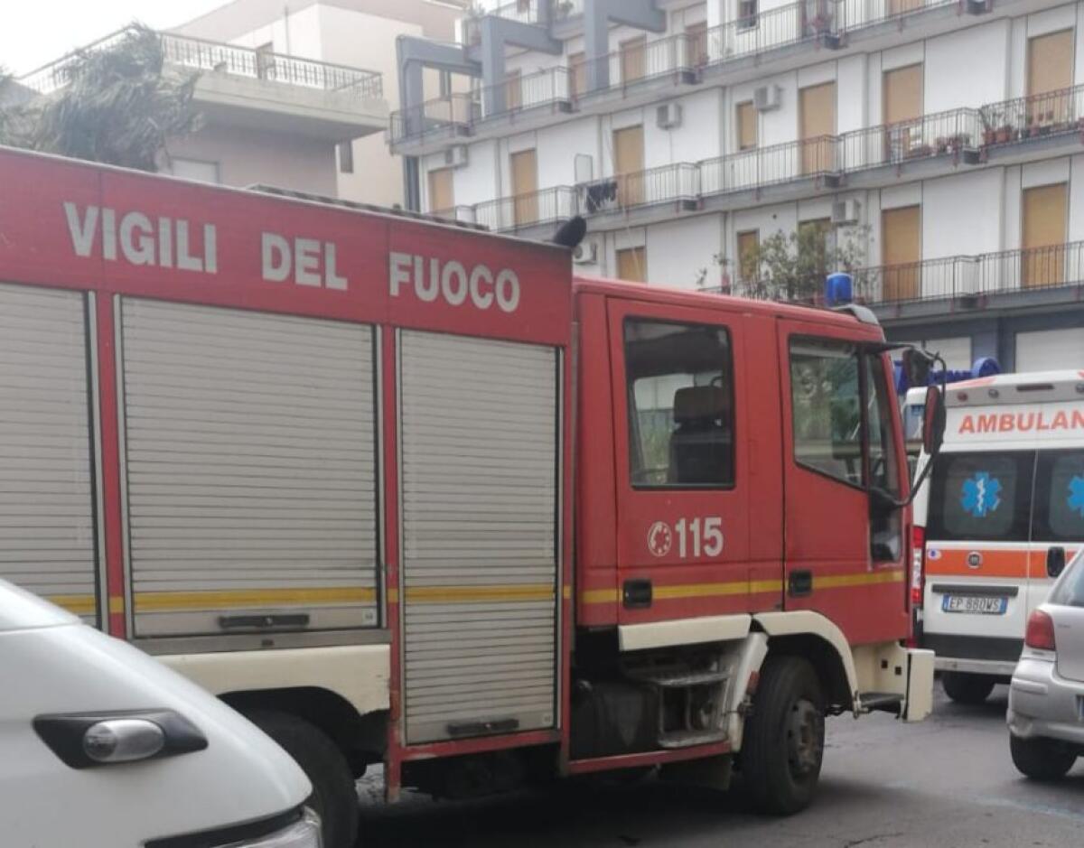 PATERNÒ: NON RISPONDE ALLE CHIAMATE, SUL POSTO VIGILI DEL FUOCO E AMBULANZA, - 