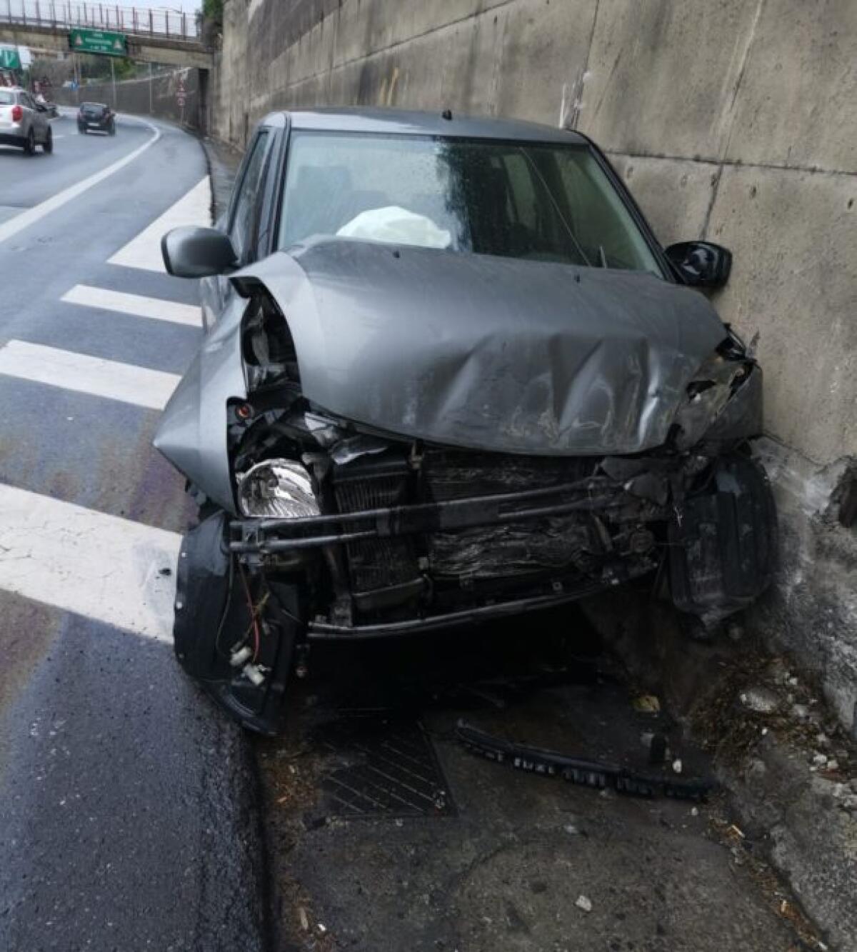 INCIDENTE STRADALE AL VIALE MEDITERRANEO, AUTO PERDE IL CONTROLLO ED ESCE DI STRADA - 