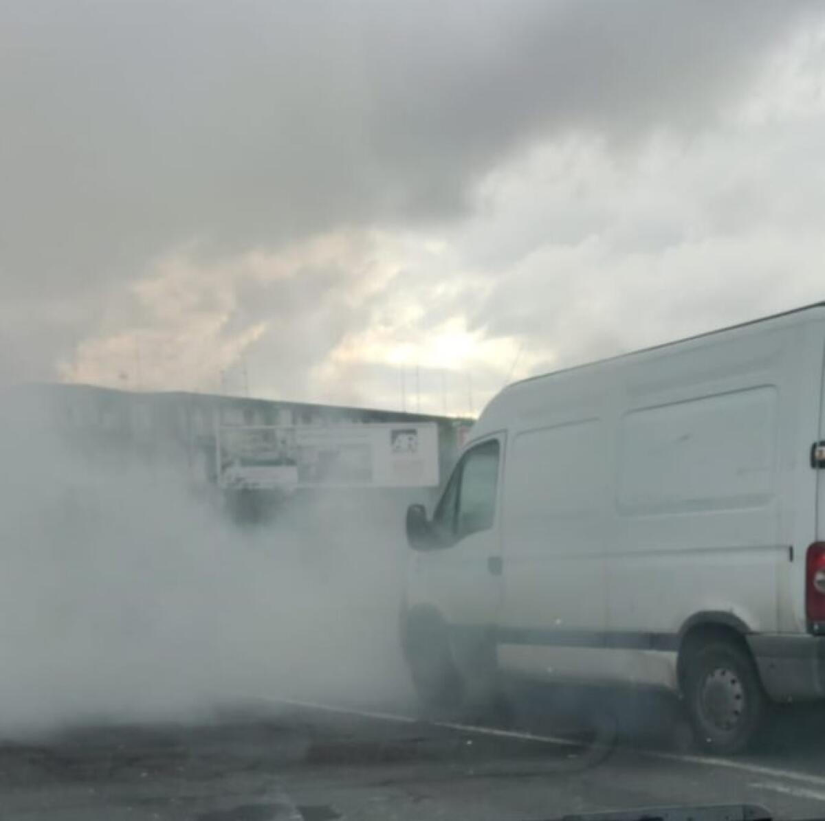 ESCE FUMO DAL MOTORE DI UN FURGONE, CAOS SULLA CIRCONVALLAZIONE - 