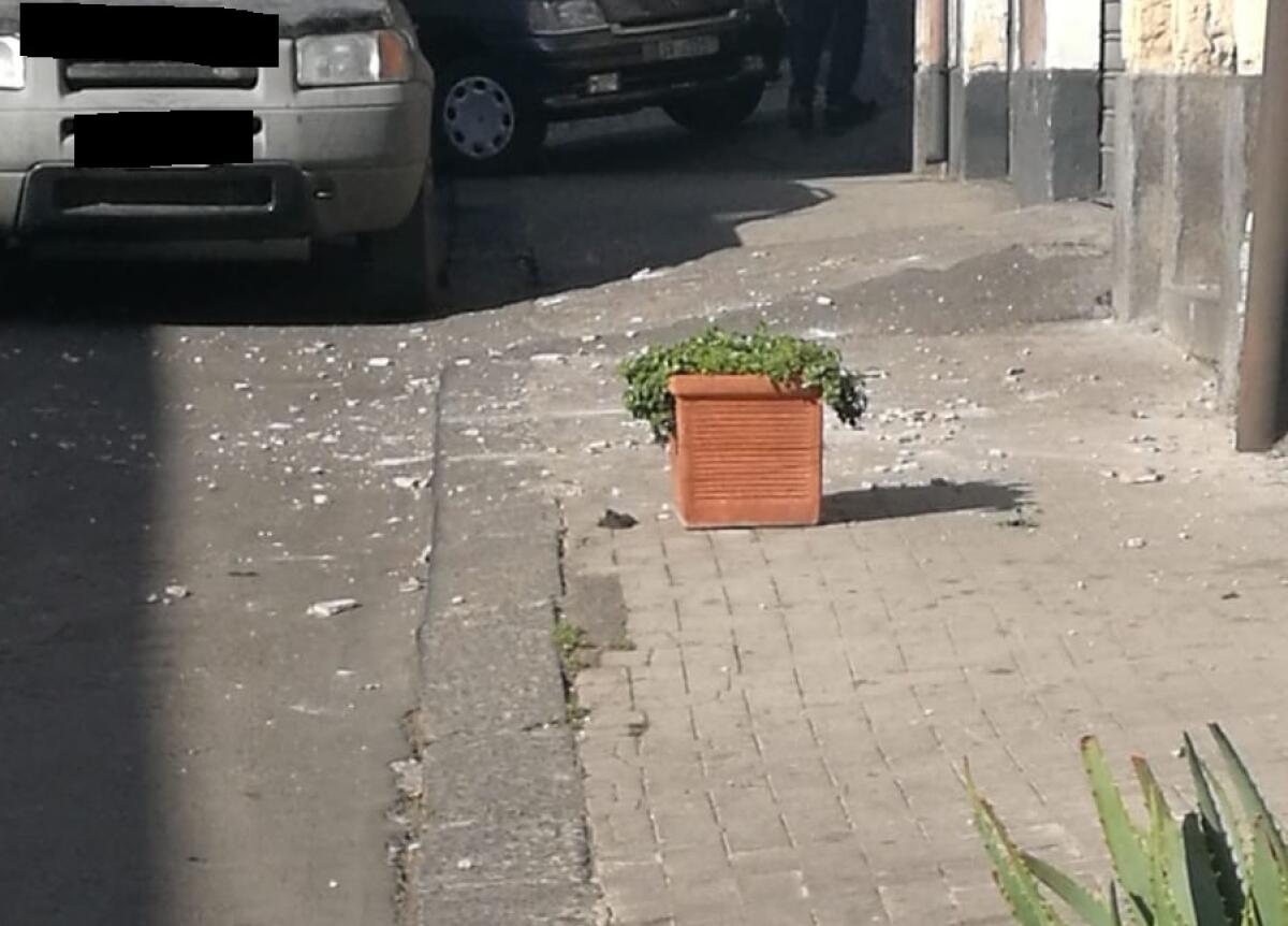 PATERNO': INTERVENTO DEI VIGILI DEL FUOCO IN VIA GIOVANNI VERGA PER CALCINACCI CADUTI - 