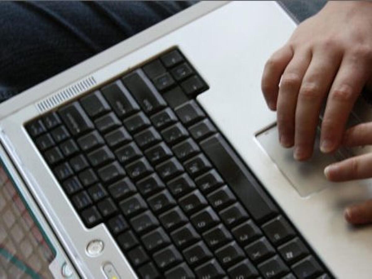 BRONTE: PUBBLICA LA FOTO DI UN UOMO IN UNA CHAT GAY PER RICATTARLO: IN MANETTE ARRESTATA 29ENNE - 