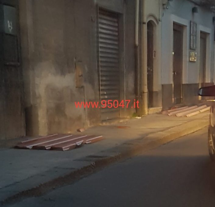 PATERNO': TETTO DIVELTO DAL FORTE VENTO IN VIA GB NICOLOSI