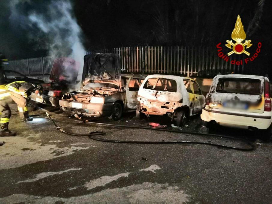 MASCALI: IN FIAMME 4 AUTO NELLA NOTTE