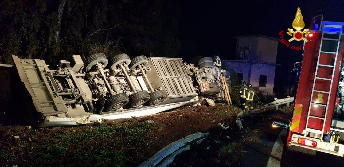 TIR SI RIBALTA VICINO SVINCOLO ACIREALE. MORTO CAMIONISTA