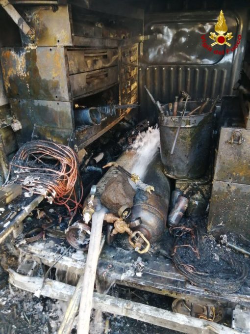 ACIREALE: INCENDIO FURGONE CON BOMBOLE DI OSSIDO DI ETILENE E ACETILENE