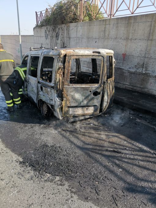 FURGONE IN FIAMME NEI PRESSI DEL CENTRO COMMERCIALE