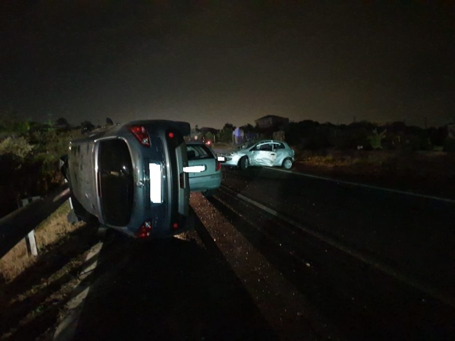 INCIDENTE A SCHETTINO, AUTO SI RIBALTA SU UN FIANCO