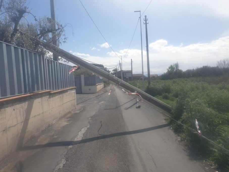 BELPASSO: EVITATA PER MIRACOLO UNA TRAGEDIA, CADE UN PALO