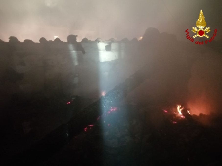 ACI CATENA: FIAMME IN MANSARDA NESSUN FERITO, DANNI INGENTI