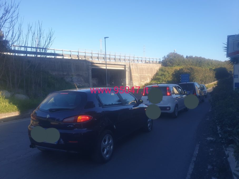 PULLMAN GUASTO  NELLO SVINCOLO PATERNÒ,  TRAFFICO BLOCCATO