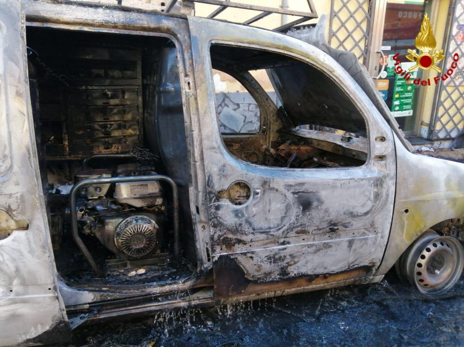 ACIREALE: INCENDIO FURGONE CON BOMBOLE DI OSSIDO DI ETILENE E ACETILENE