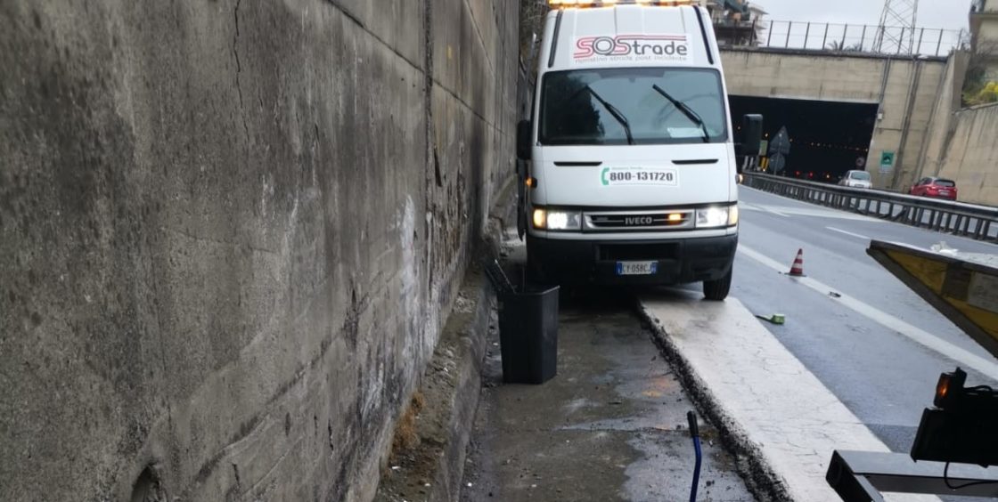 INCIDENTE STRADALE AL VIALE MEDITERRANEO, AUTO PERDE IL CONTROLLO ED ESCE DI STRADA