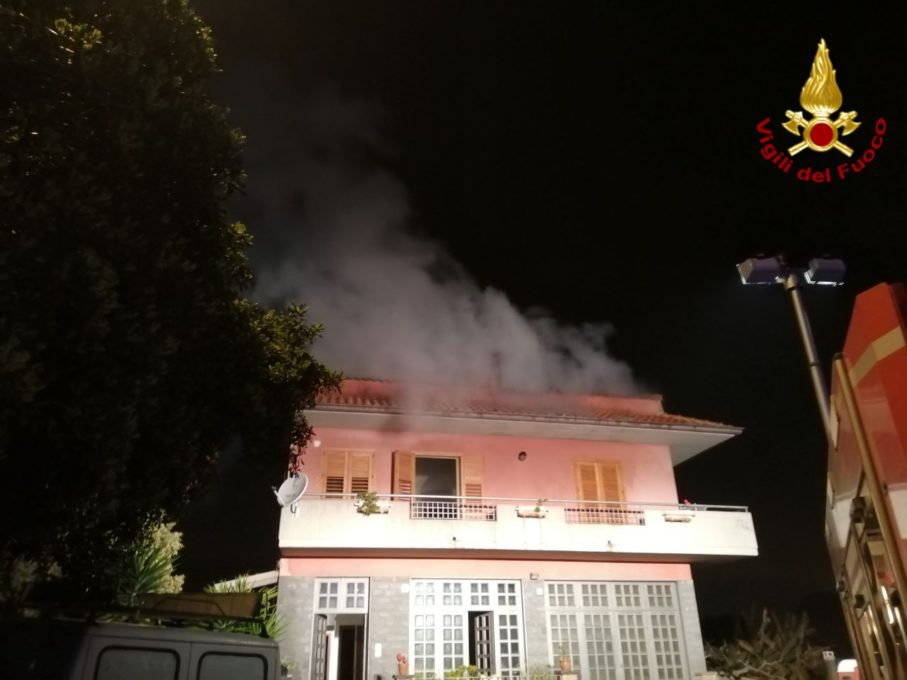 ACI CATENA: FIAMME IN MANSARDA NESSUN FERITO, DANNI INGENTI