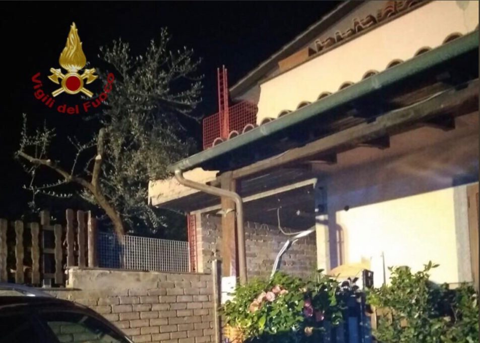 ROMA: ESPLODE VILLINO, MORTI PADRE E FIGLIO, SI CERCANO DISPERSI SOTTO LE MACERIE