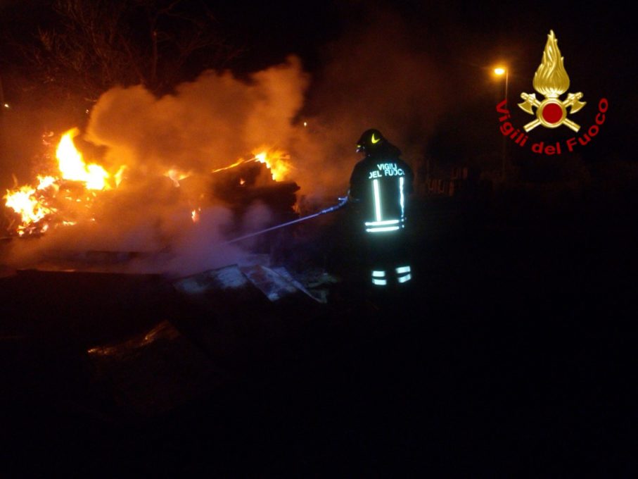SANTA MARIA DI LICODIA: INCENDIO LEGNAME IN UN AZIENDA DI CEMENTO