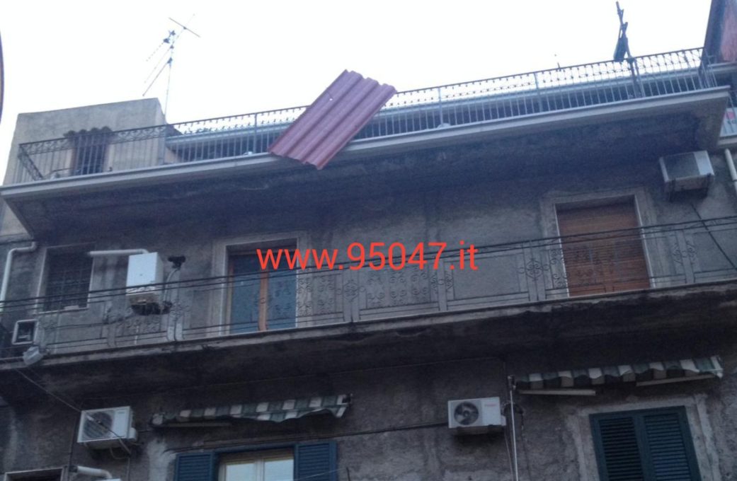 PATERNO': TETTO DIVELTO DAL FORTE VENTO IN VIA GB NICOLOSI