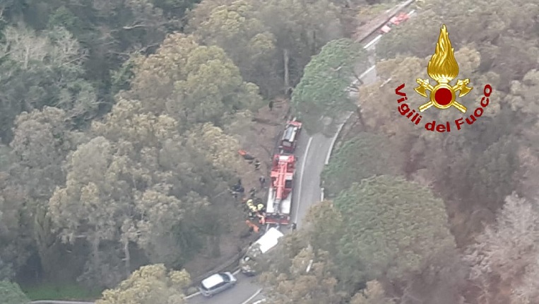 SOCCORSO DAI VVF AUTISTA CADUTO IN UN BURRONE A MESSINA