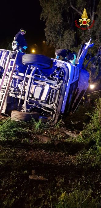 TIR SI RIBALTA VICINO SVINCOLO ACIREALE. MORTO CAMIONISTA