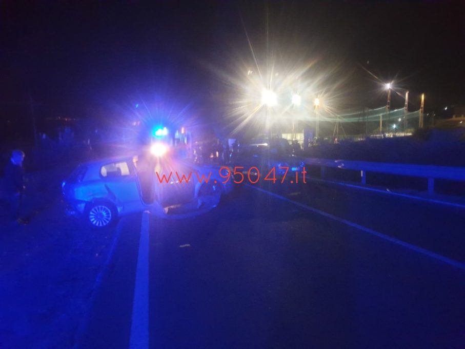 INCIDENTE A SCHETTINO, AUTO SI RIBALTA SU UN FIANCO