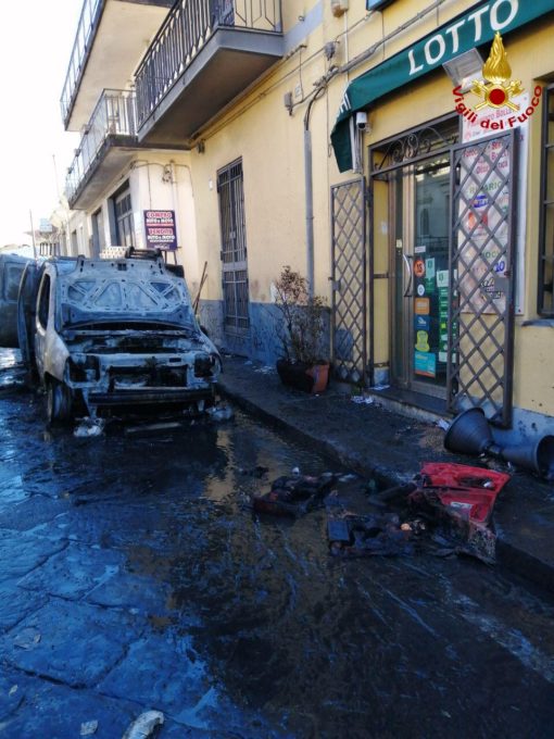 ACIREALE: INCENDIO FURGONE CON BOMBOLE DI OSSIDO DI ETILENE E ACETILENE