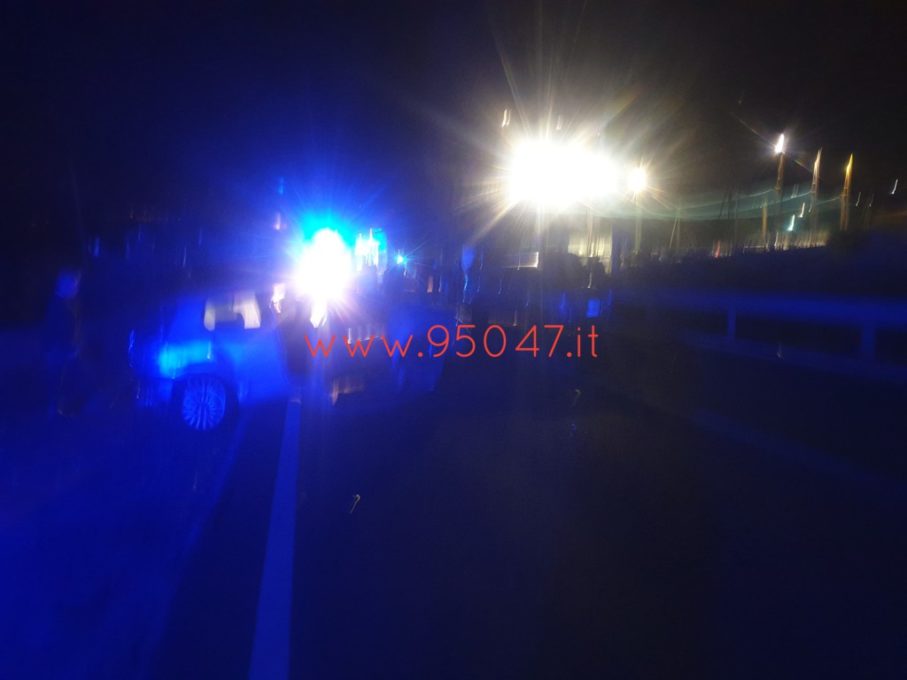 INCIDENTE A SCHETTINO, AUTO SI RIBALTA SU UN FIANCO