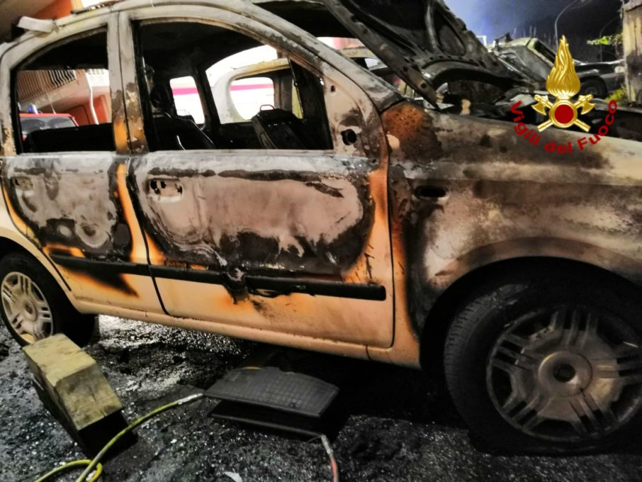 MASCALI: IN FIAMME 4 AUTO NELLA NOTTE