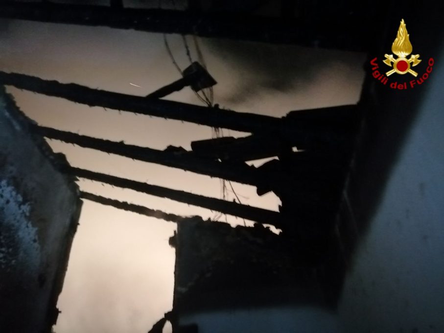 ACI CATENA: FIAMME IN MANSARDA NESSUN FERITO, DANNI INGENTI