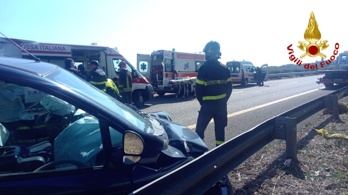 INCIDENTE A18 - PESANTE IL BILANCIO 1 MORTO E 5 FERITI - FOTO