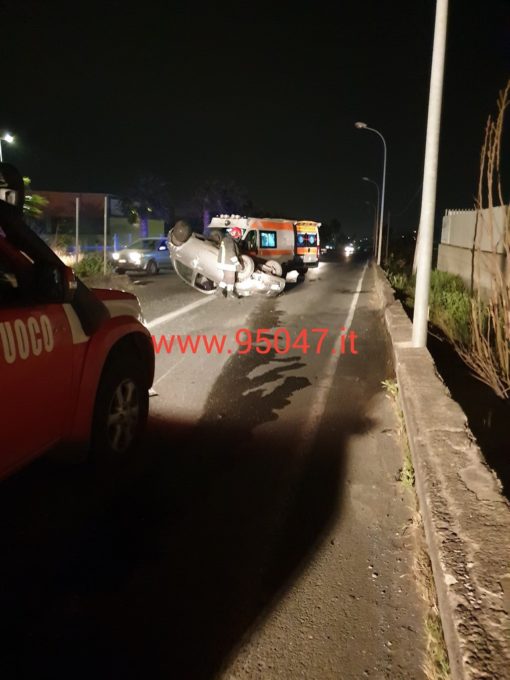 INCIDENTE A PIANO TAVOLA, AUTO SI CAPOVOLGE - DUE FERITI