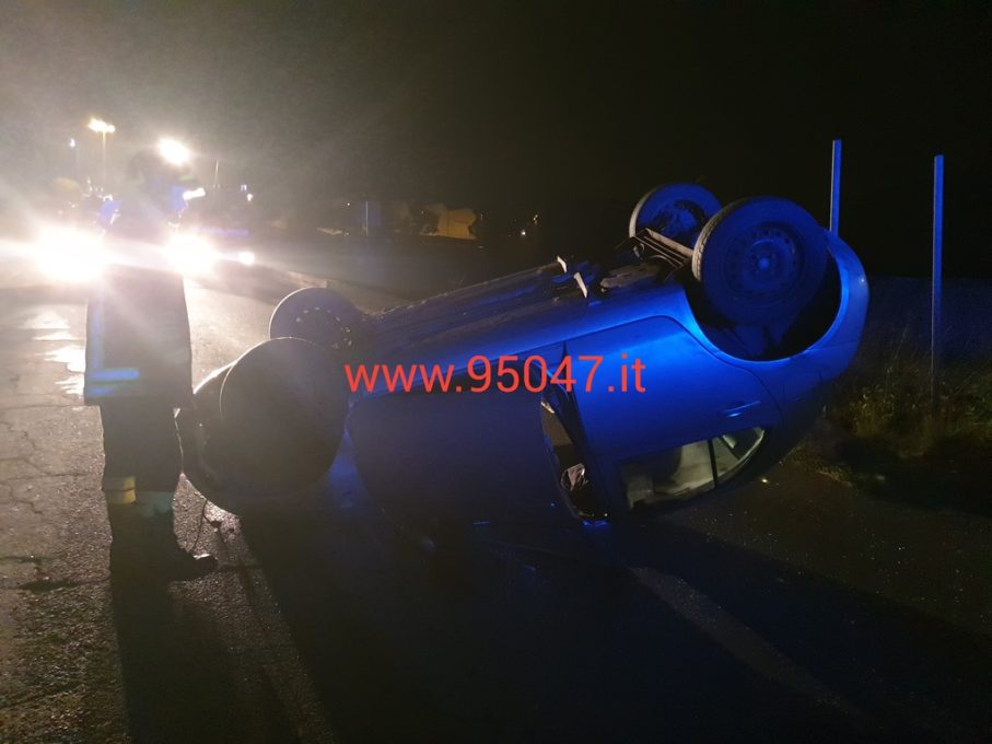 INCIDENTE A PIANO TAVOLA, AUTO SI CAPOVOLGE - DUE FERITI