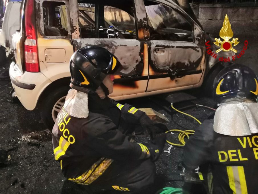 MASCALI: IN FIAMME 4 AUTO NELLA NOTTE