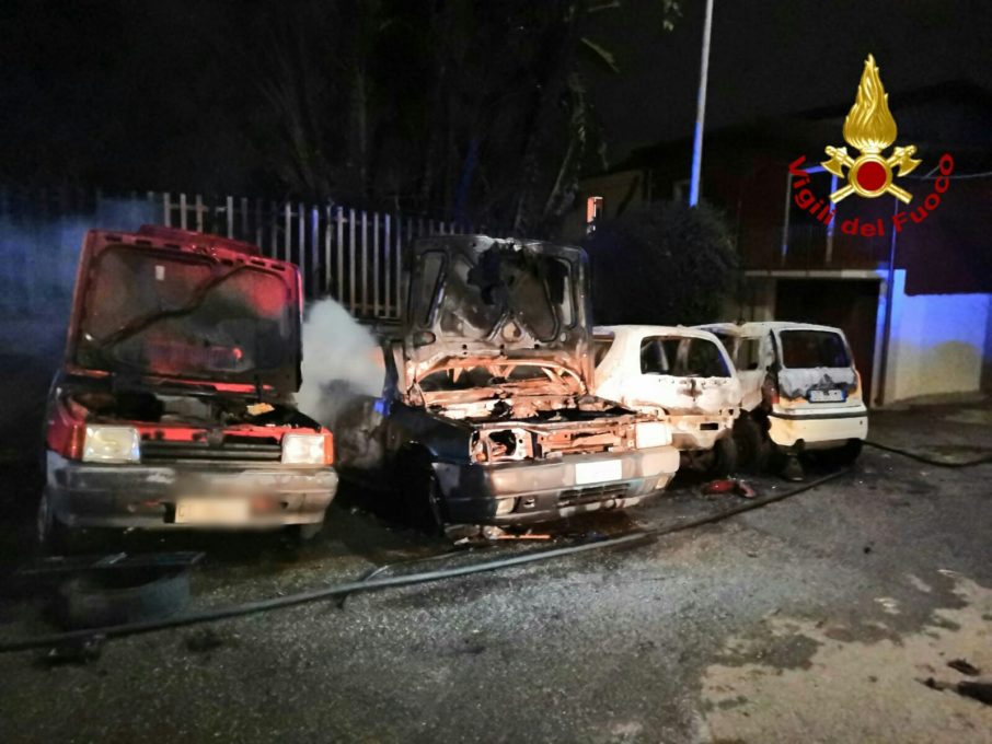 MASCALI: IN FIAMME 4 AUTO NELLA NOTTE