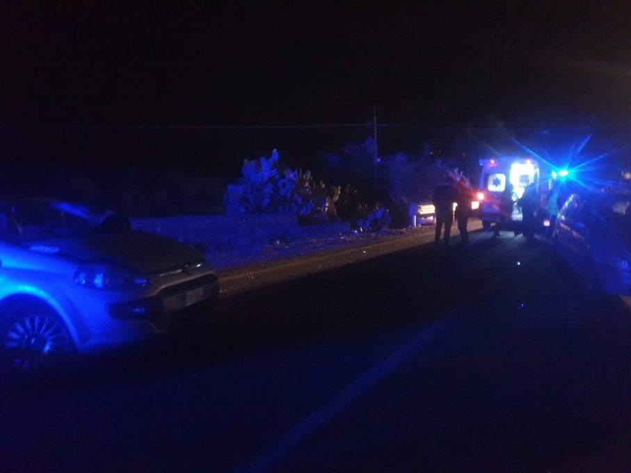 INCIDENTE A SCHETTINO, AUTO SI RIBALTA SU UN FIANCO