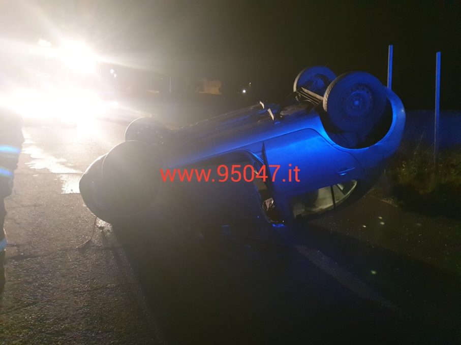 INCIDENTE A PIANO TAVOLA, AUTO SI CAPOVOLGE - DUE FERITI