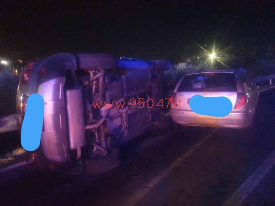 INCIDENTE A SCHETTINO, AUTO SI RIBALTA SU UN FIANCO