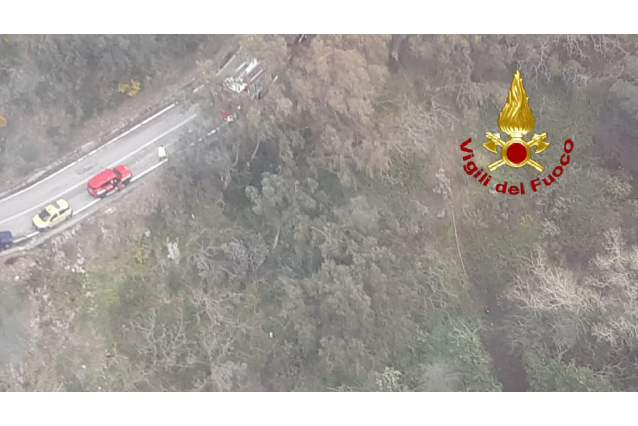 SOCCORSO DAI VVF AUTISTA CADUTO IN UN BURRONE A MESSINA