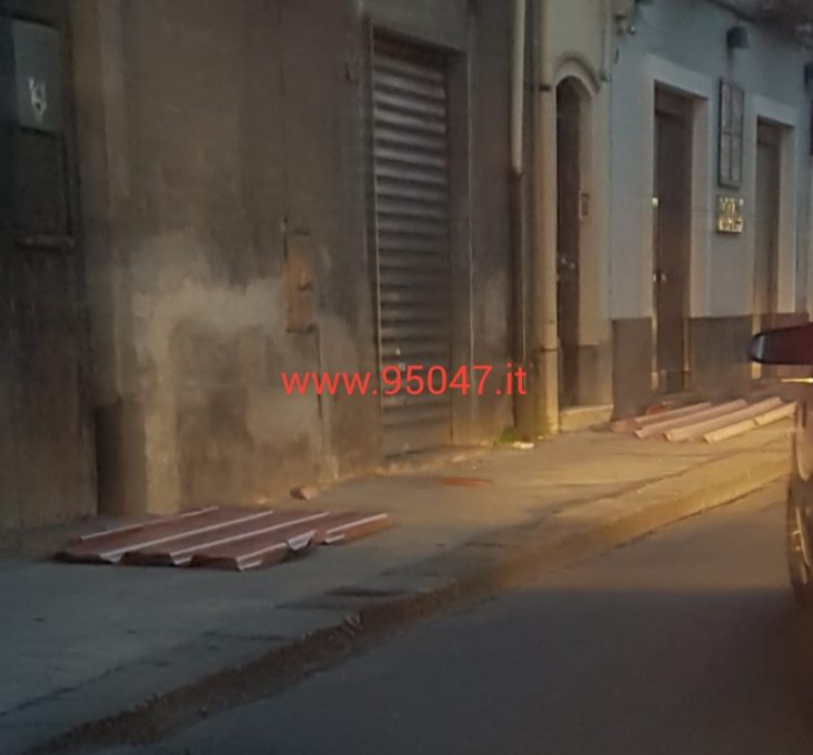 PATERNO': TETTO DIVELTO DAL FORTE VENTO IN VIA GB NICOLOSI
