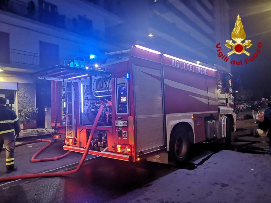 CATANIA: INCENDIO IN UN NEGOZIO DI VIALE IONIO, VIGILI DEL FUOCO SUL POSTO