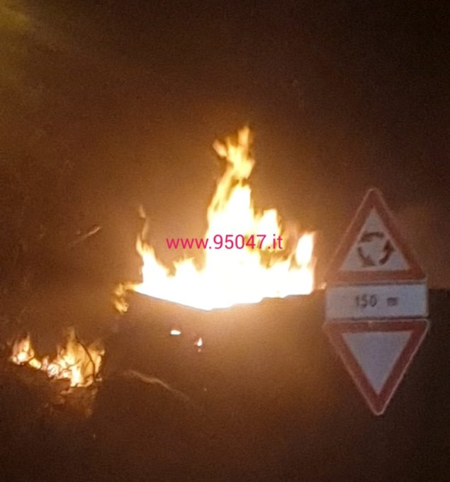 SANTA MARIA DI LICODIA: A FUOCO STERPAGLIE DENTRO LA STAZIONE