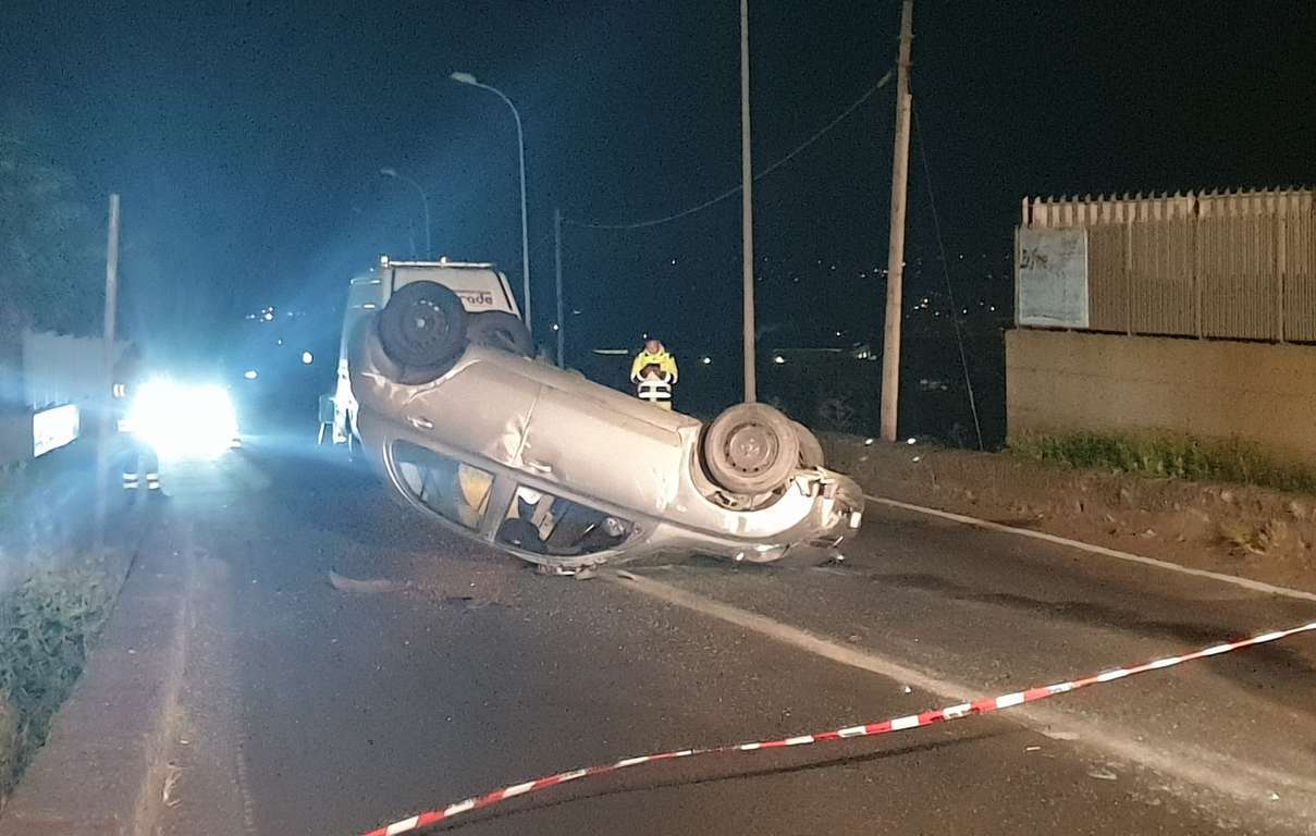 INCIDENTE A PIANO TAVOLA, AUTO SI RIBALTA, FERITI DUE RAGAZZI