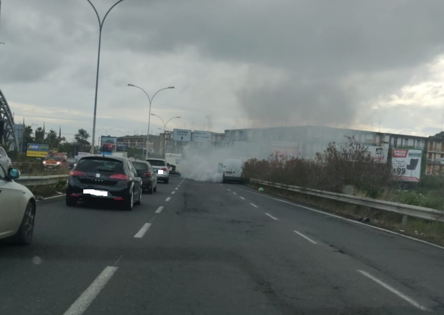 ESCE FUMO DAL MOTORE DI UN FURGONE, CAOS SULLA CIRCONVALLAZIONE