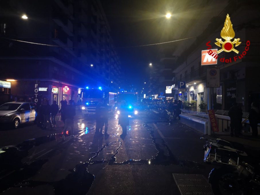 CATANIA: INCENDIO IN UN NEGOZIO DI VIALE IONIO, VIGILI DEL FUOCO SUL POSTO